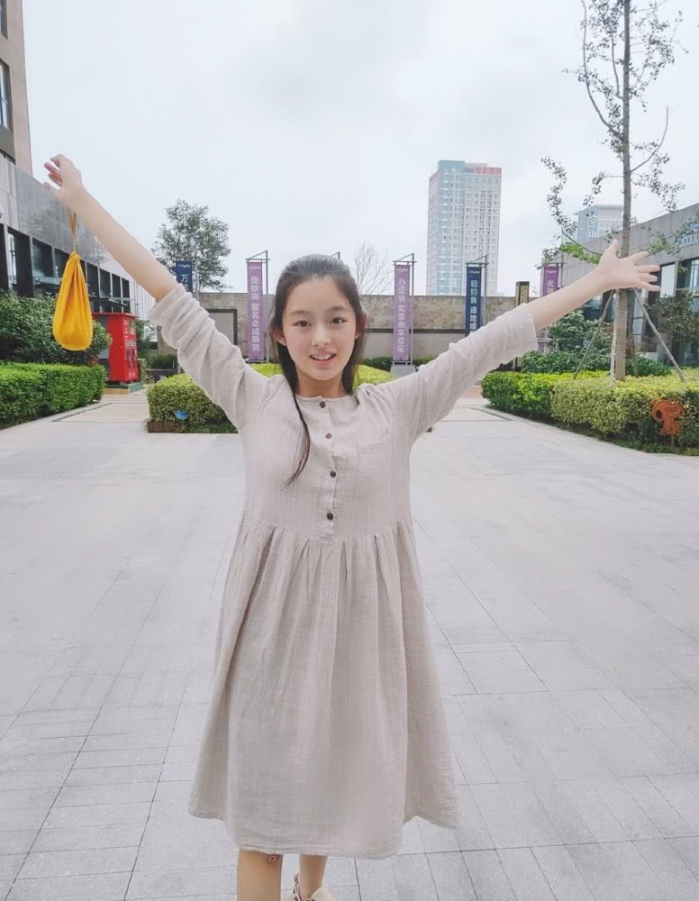 黄杨钿甜今年快成儿童剧女主了，穿格纹学生装的她看起来好甜