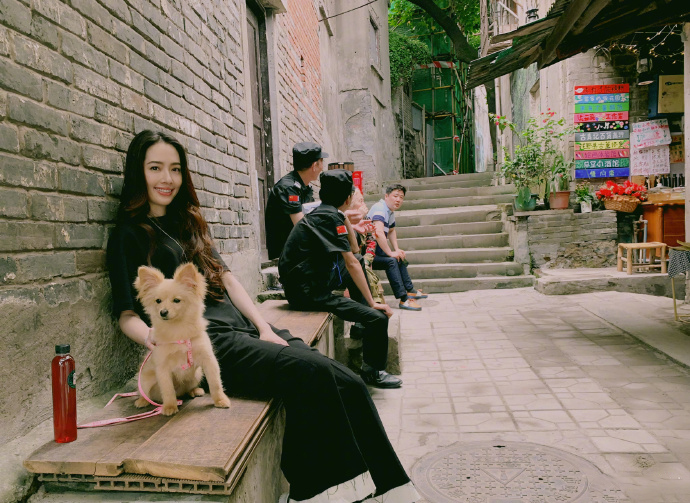 郭碧婷休闲装私服古巷旅拍图片