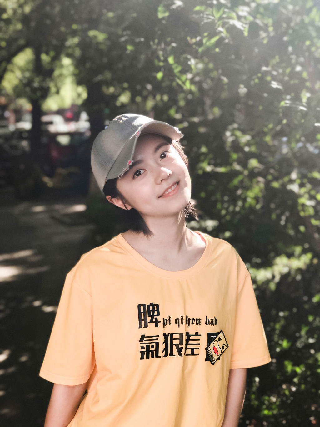 赵今麦穿黄T恤美丽俏皮户外照片写真