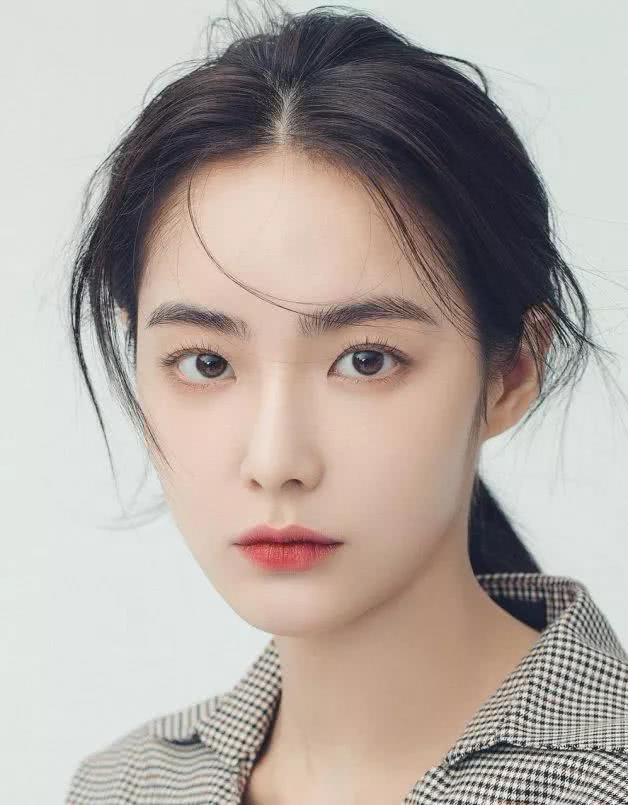 这位美女拥有可清纯可冷艳的五官，被力捧为“最新整容模板”