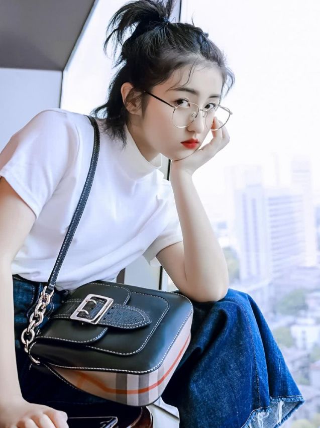 张子枫化浓妆晒自拍美照,摘下眼镜的那一瞬间,那是心动的感觉!