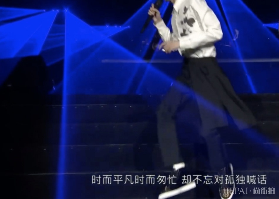王源演唱会上被巨响吓到弹起!面对突发事故,他三次登台解释原因