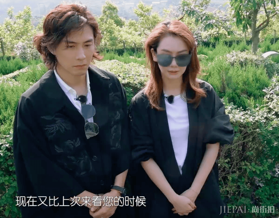 戚薇墓地悼念过世外公,李承铉跪地陪伴,身旁摄像机却引热议