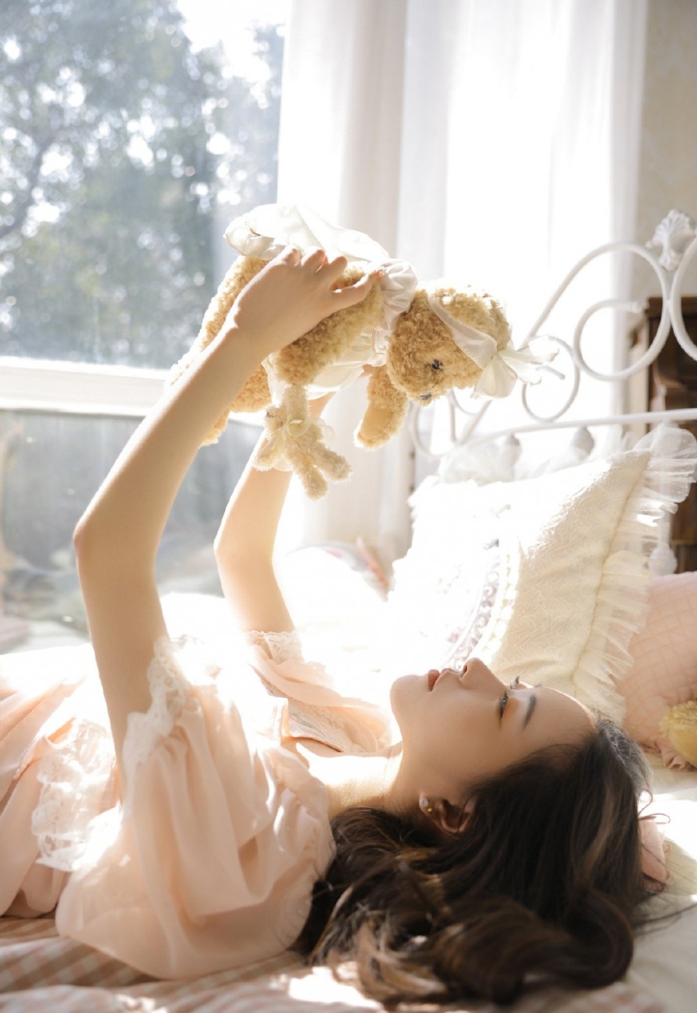 肤白貌美粉色蕾丝裙长腿性感时尚风格写真图片