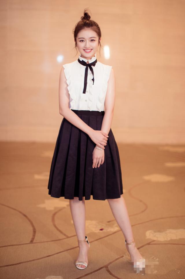 李兰迪20岁生日会上穿蕾丝连衣裙,竟然美成了童话里的“小公主”