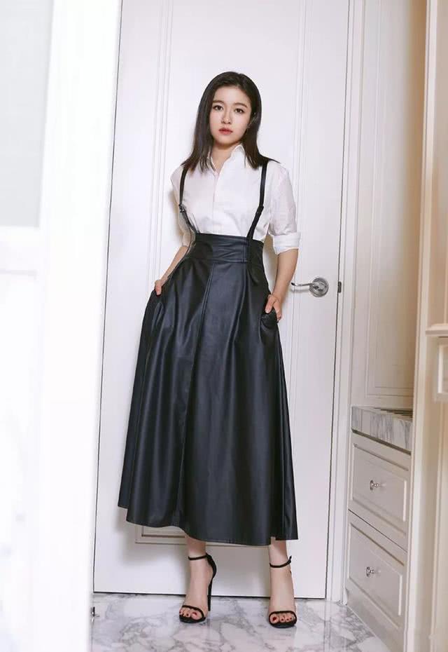 李兰迪20岁生日会上穿蕾丝连衣裙,竟然美成了童话里的“小公主”