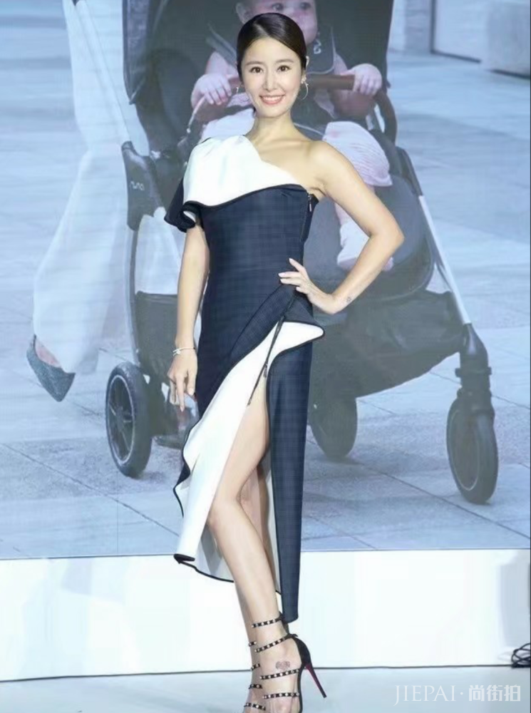 43岁林心如粉色穿搭少女感十足,身材苗条看不到怀二胎迹象