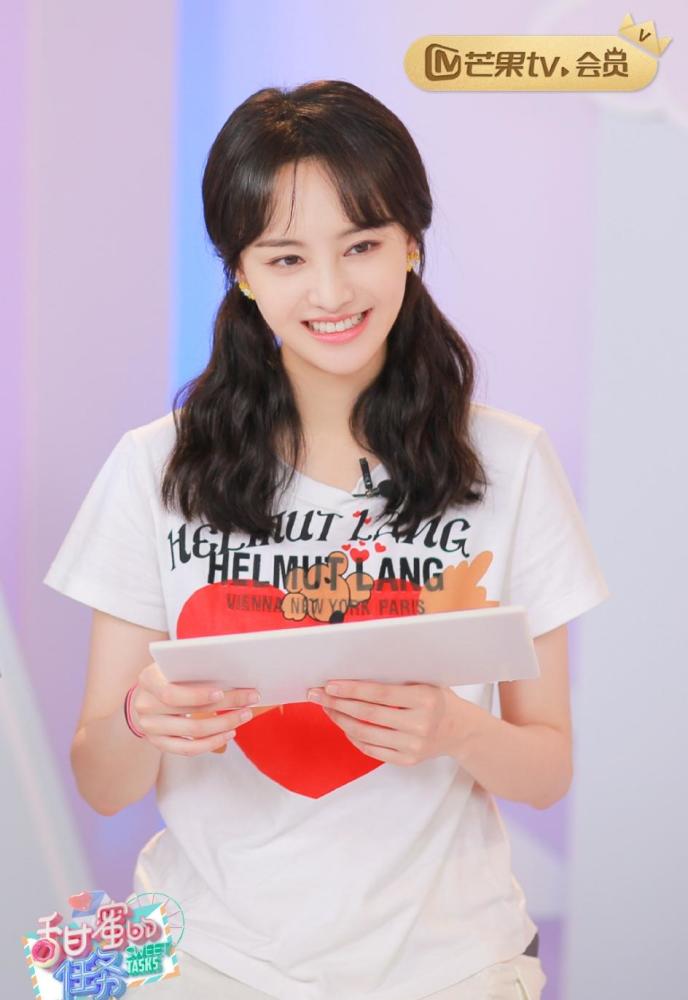 恋爱中的郑爽越来越甜了,扎双马尾美成精灵