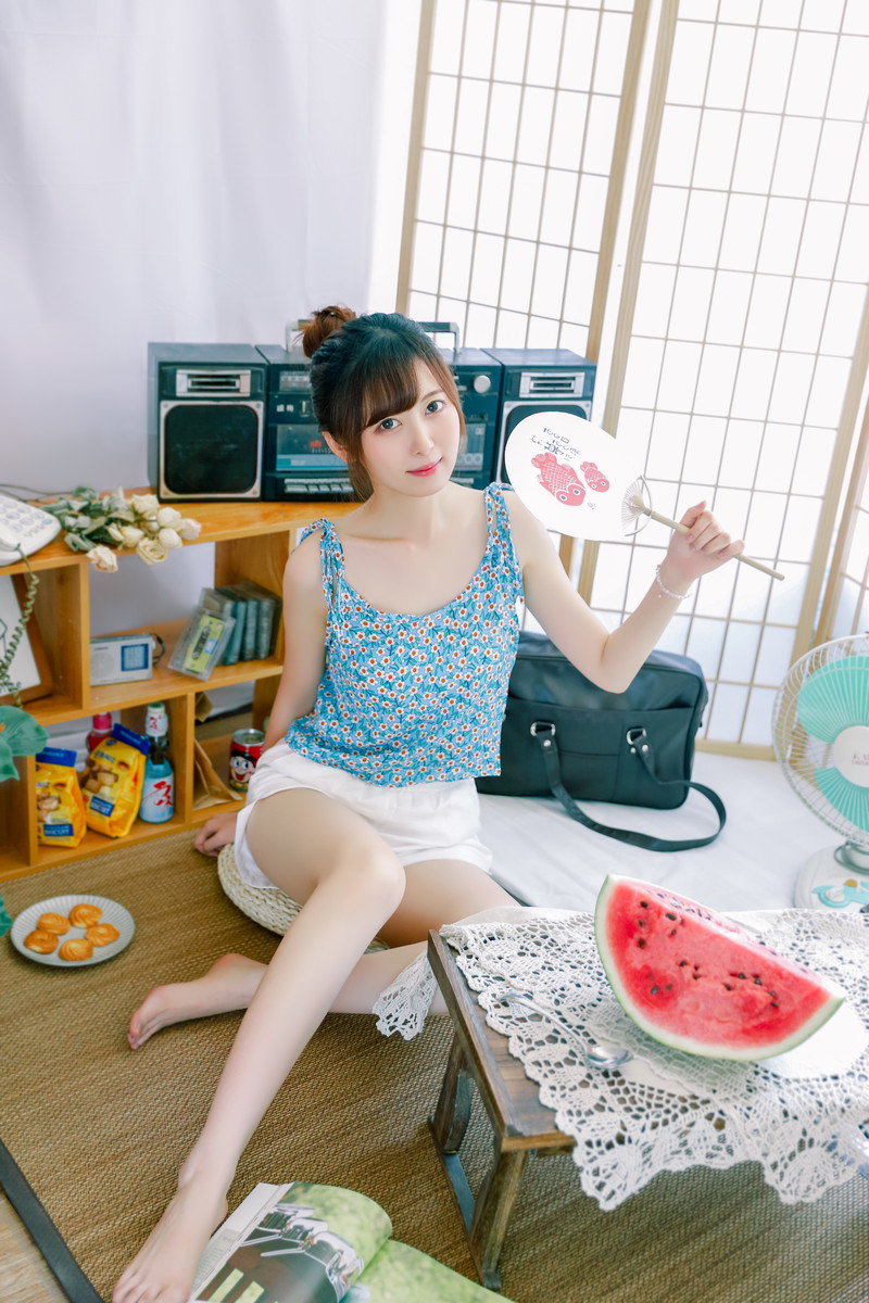 夏天在家吃西瓜的日系美女短裤搭碎花吊带衫性感图片