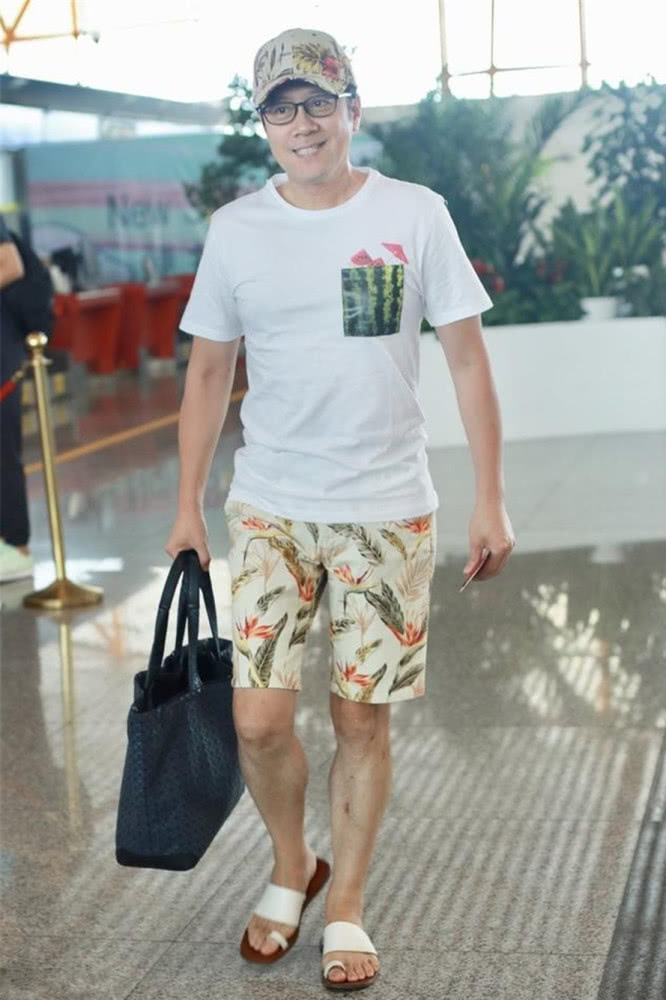 蔡国庆穿印花装搭凉拖清凉走机场,潮味不减当年