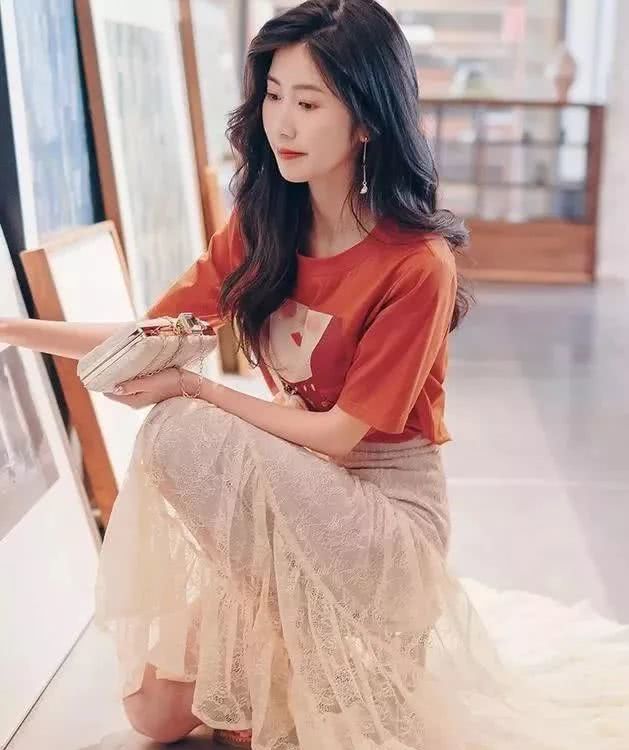 秋季穿小衫搭配半身裙,这样穿才有高级美