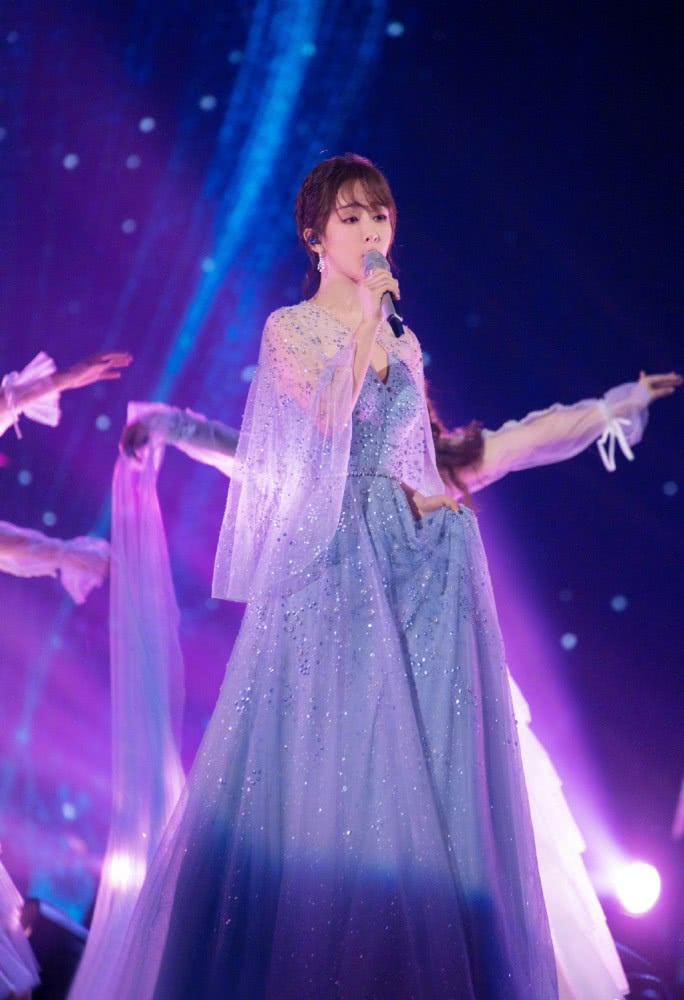 杨紫穿扑克衬衫配阔腿裤,扎高马尾少女感十足