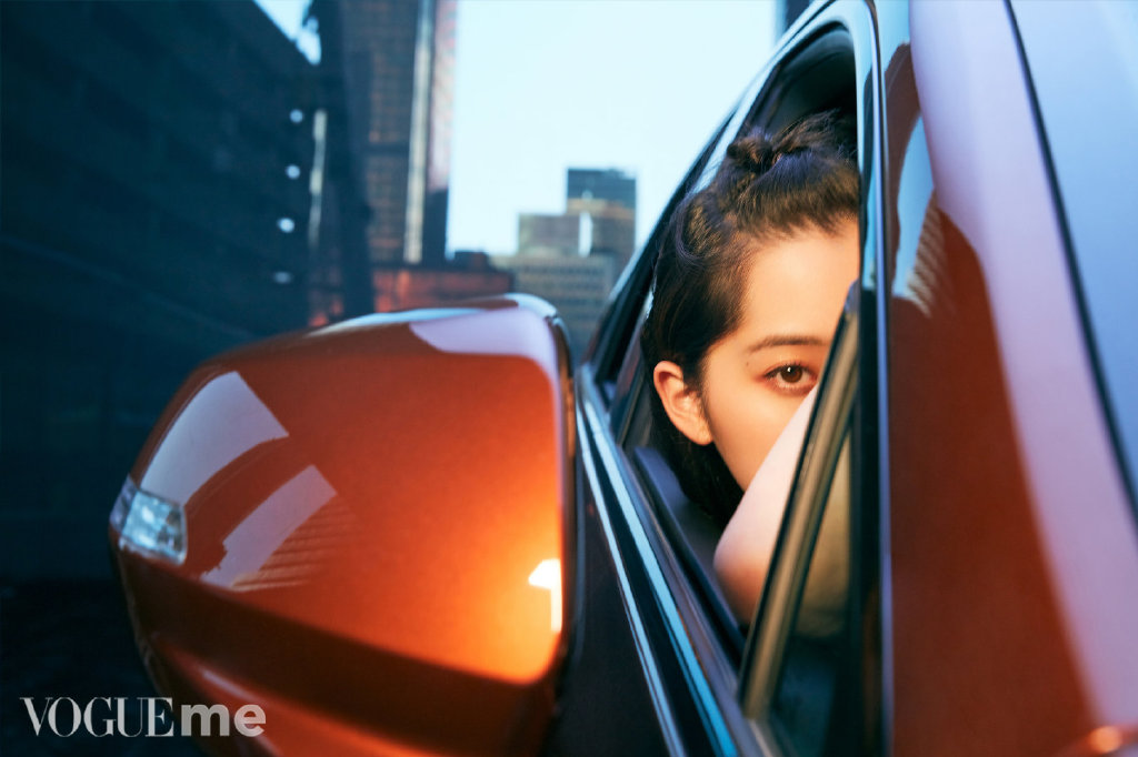 欧阳娜娜《VOGUE ME》拍摄汽车大片性感风格写真图片
