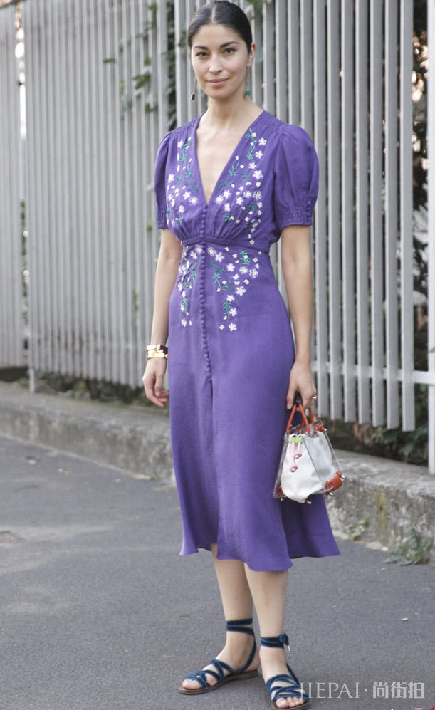 夏末初秋用梦幻紫色连衣裙,秀出你的高贵典雅