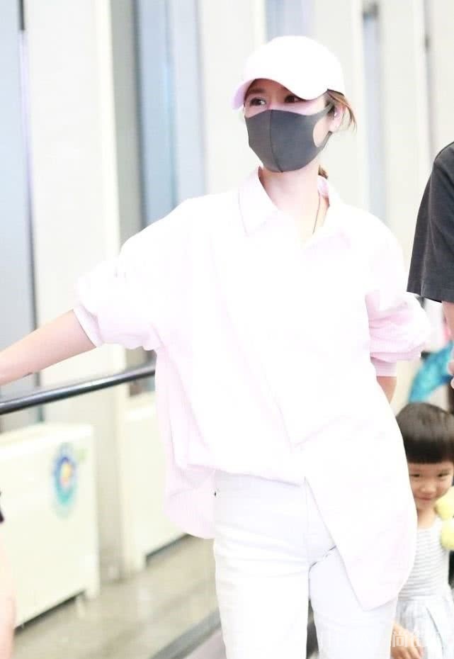 43岁林心如粉色穿搭少女感十足，身材苗条看不到怀二胎迹象