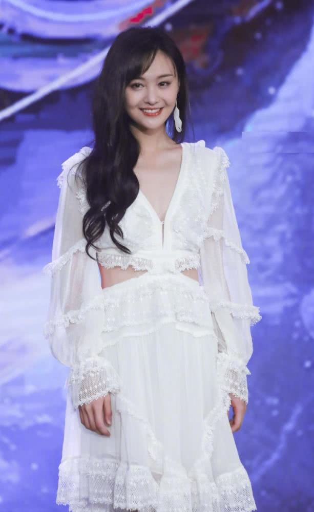 恋爱中的郑爽越来越甜了,扎双马尾美成精灵