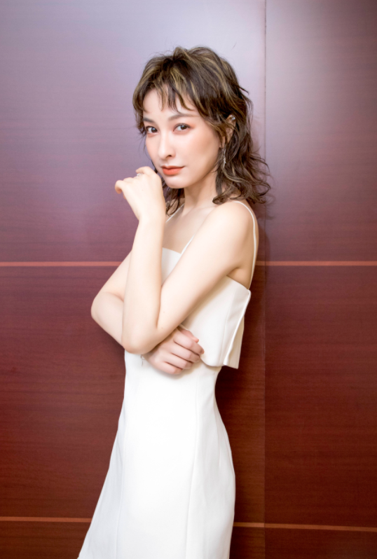 吴昕短发造型美成爆款，机场照意外露出“刘海的秘密”