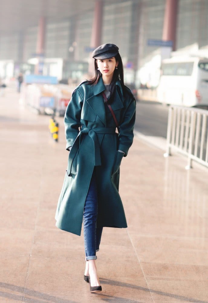 陈都灵穿老气拼接豹纹裙配长筒靴,浓浓少女感太美丽