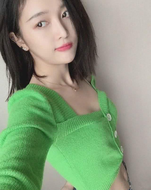 有马甲线的吴宣仪开始频繁展示她的小蛮腰，终于回归少女感了