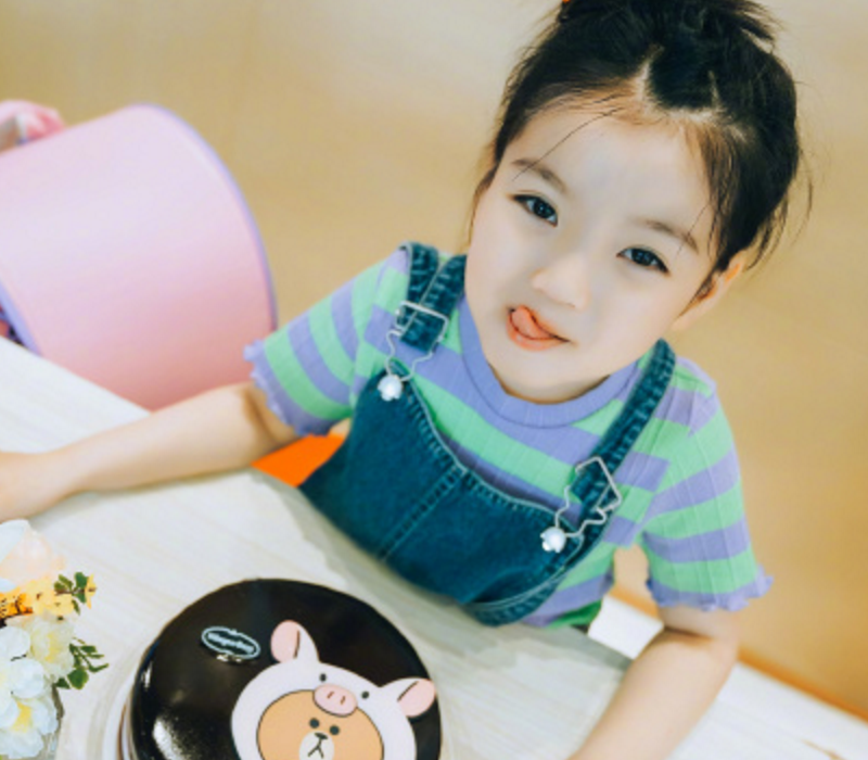 还记得素人萌娃阿拉蕾？近照穿白T活泼可爱