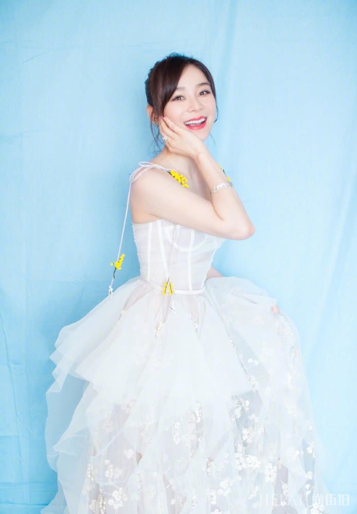 袁姗姗穿白T扎小辫,包包当腰带个性又可爱