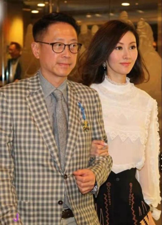 李嘉欣复出饰杨贵妃,于正表扬其是和巩俐同级的女神,被网友反怼