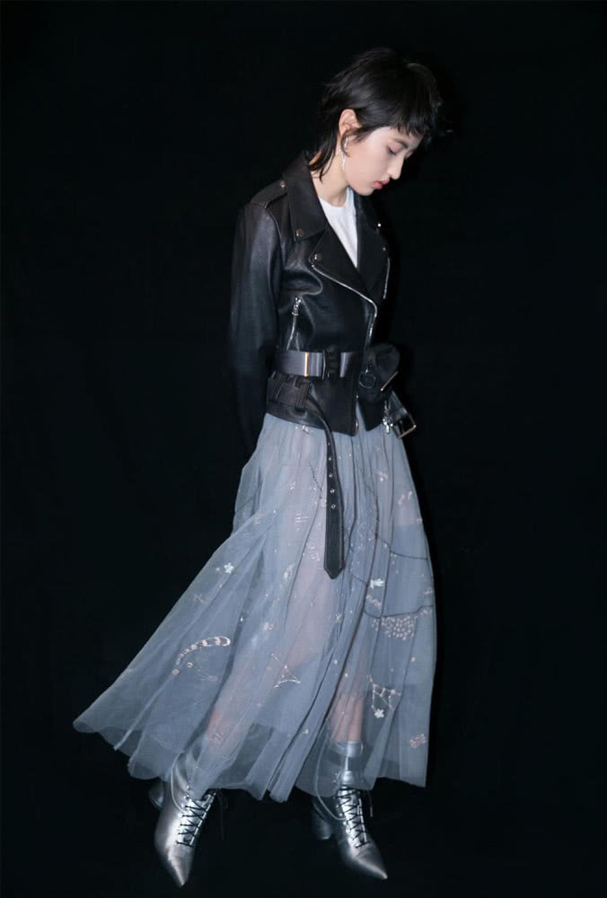 张子枫穿4万3的外套搭配牛仔裤,比男的都帅