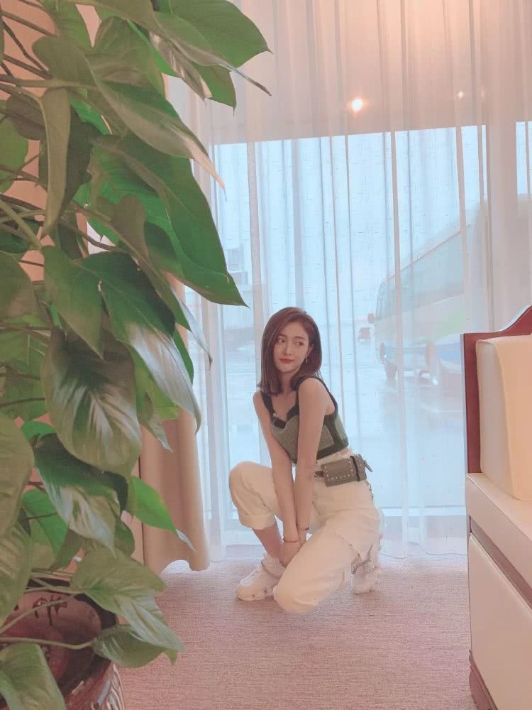 吴宣仪也太甜了吧!穿牛油果绿露脐装清新又时髦