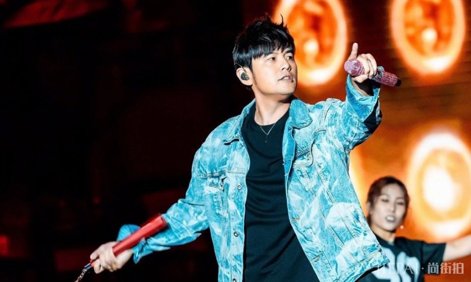 周杰伦演唱会注水严重,粉丝恳求别请新人助唱,天王怒怼:偏要请