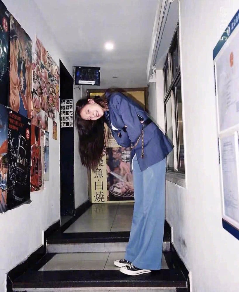 19年初秋穿什么?宋妍霏西装配高腰阔腿裤,显高显腿长气质满分