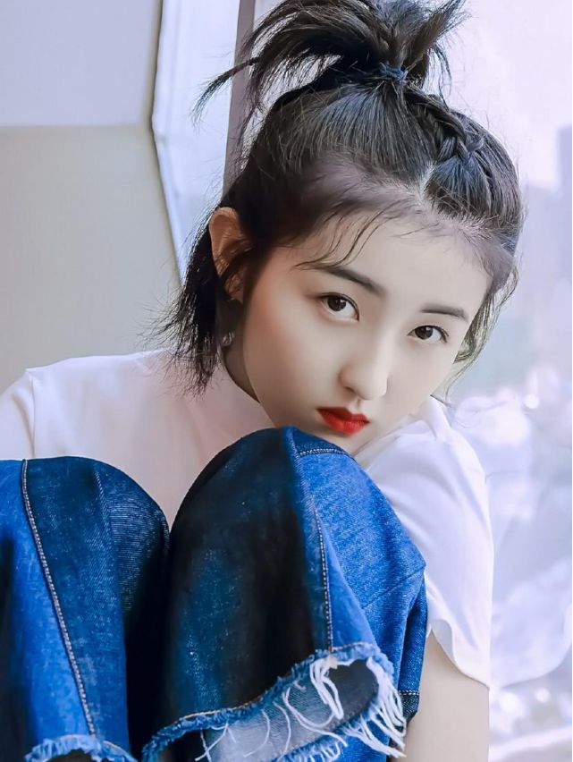 张子枫化浓妆晒自拍美照,摘下眼镜的那一瞬间,那是心动的感觉!