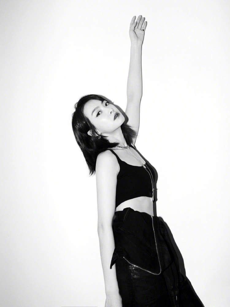 22岁Lisa32岁宋茜，同样搭配黑色露脐装不是年龄小就能赢