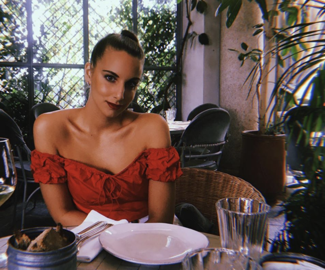 50岁邓文迪与23岁小男友彻底掰了，男方公开与漂亮新女友亲吻