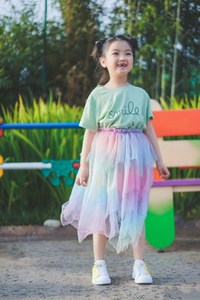 萌娃阿拉蕾开学，双马尾白T恤造型简约，私下甜美范儿俨然小女神