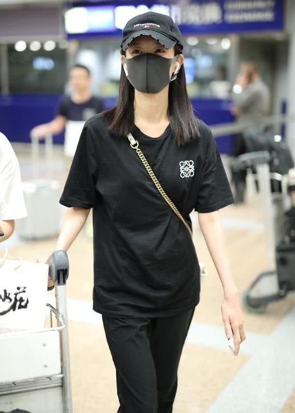 李一桐穿黑色T恤配黑色休闲裤,机场街拍瘦出新高度