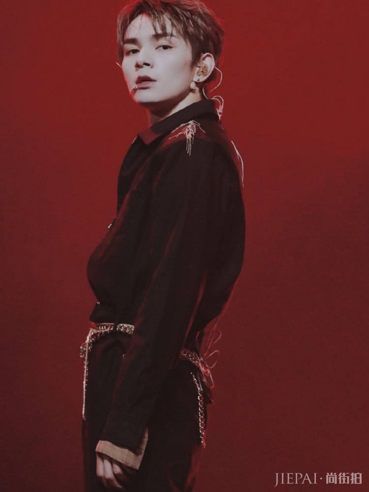 UNINE新造型,穿黑色造型耍帅,却被陈宥维土黄色抢镜!