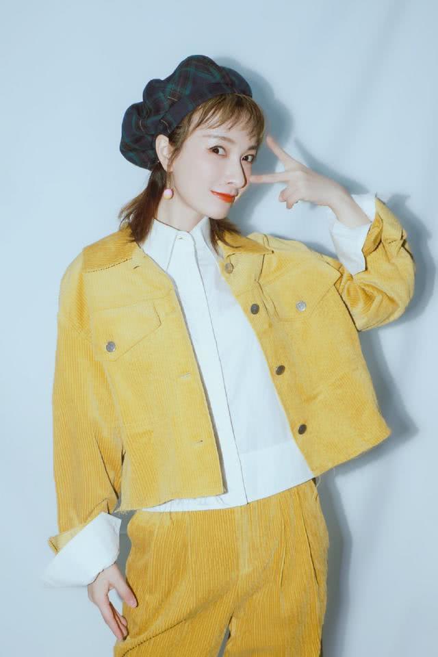 吴昕最新照片美出了新高度，碎花小黄毛真的太减龄