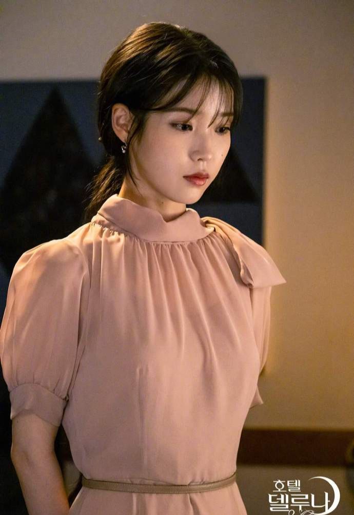 李知恩也太适合复古风了吧！8套造型演绎，名媛范太迷人