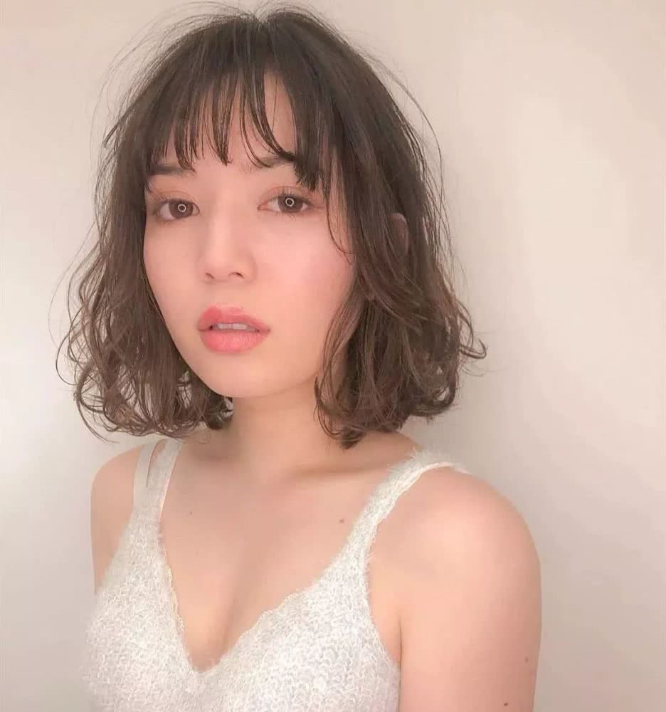 慵懒短卷发，打造属于你的“高级脸”