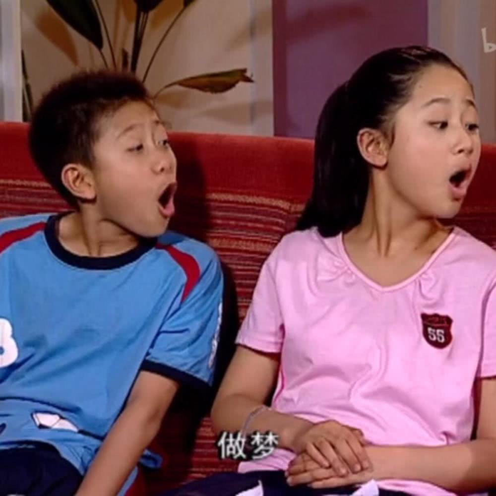 杨紫穿扑克衬衫配阔腿裤,扎高马尾少女感十足