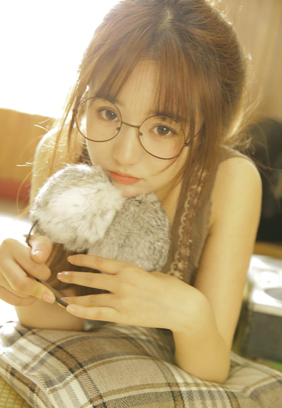 大眼性感撩人的美女懒散风格时尚写真照片