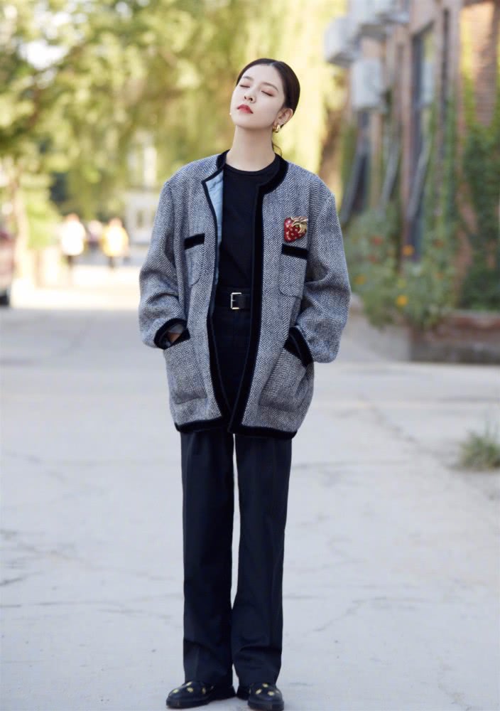 19年初秋穿什么?宋妍霏西装配高腰阔腿裤,显高显腿长气质满分