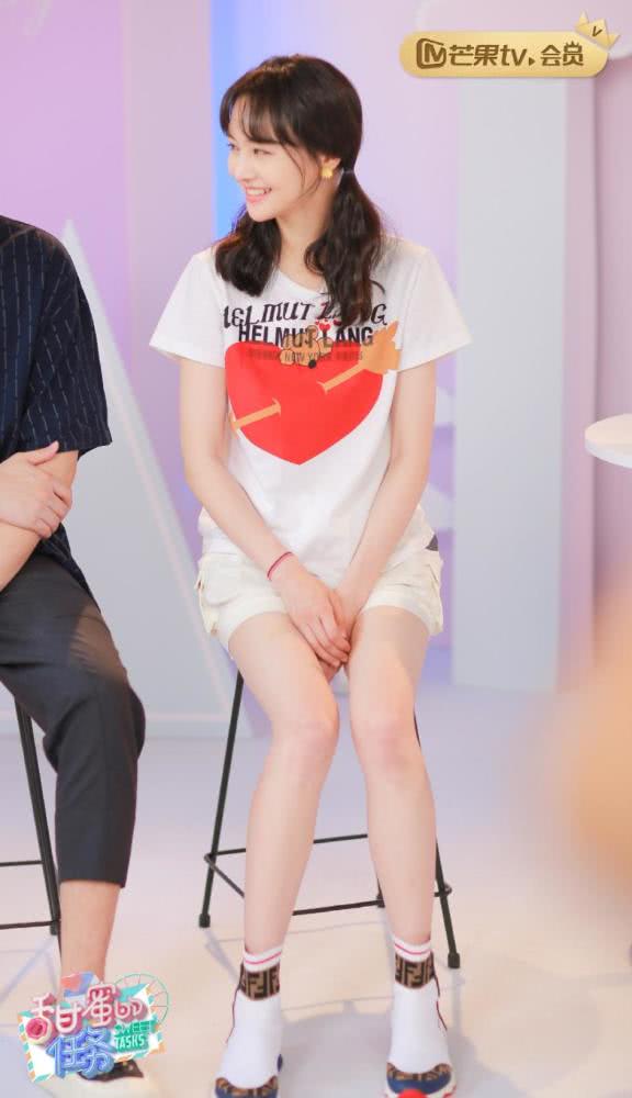 恋爱中的郑爽越来越甜了,扎双马尾美成精灵