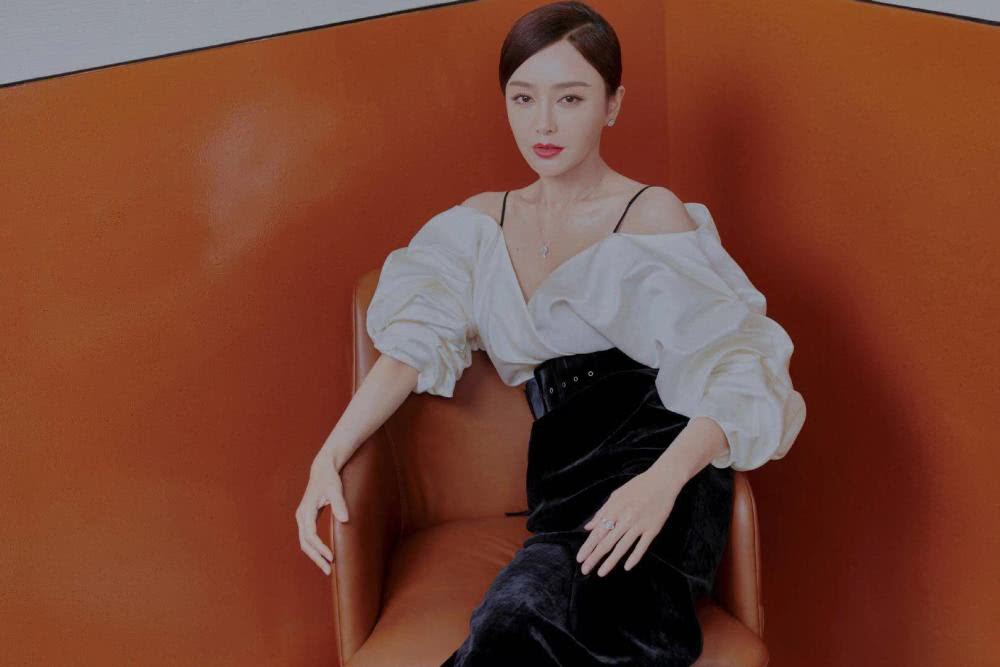 秦岚白衣黑裙优雅又有气质，葫芦辫发型好年轻