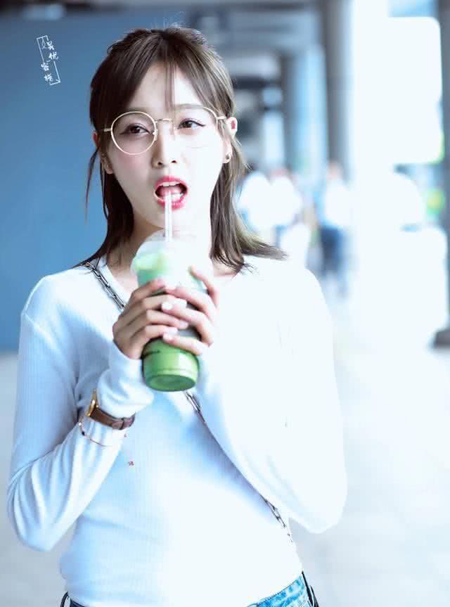 有马甲线的吴宣仪开始频繁展示她的小蛮腰，终于回归少女感了