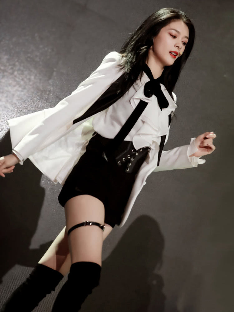 傅菁穿小黑裙秒变腿精,美出新高度