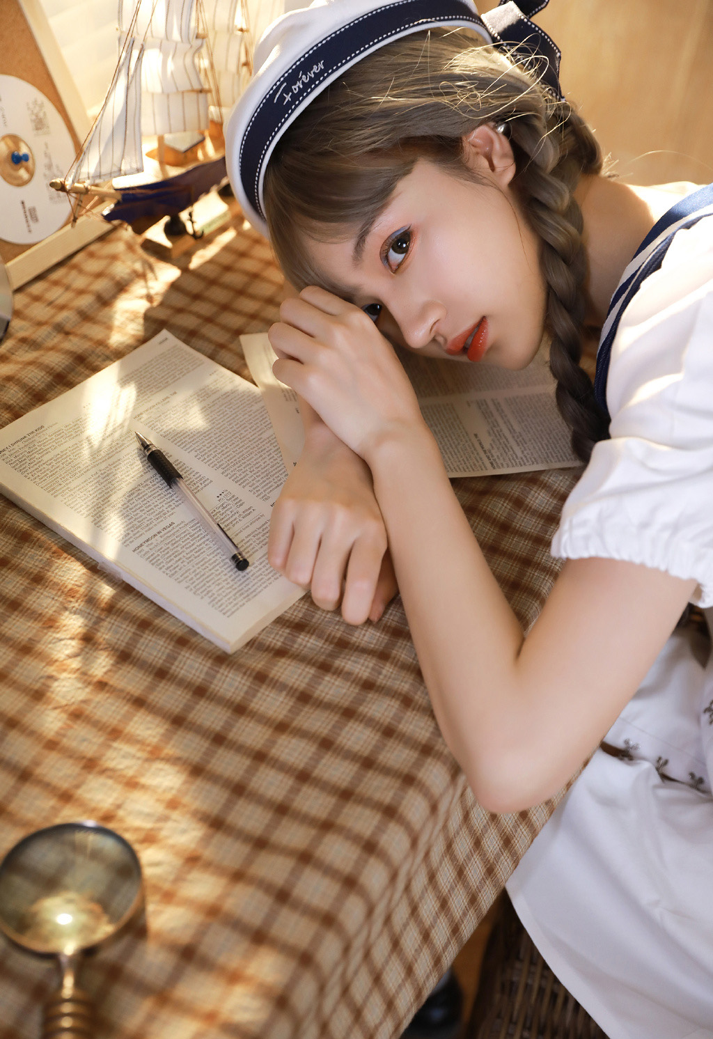 穿着海军衣服性感诱人美女写真图片