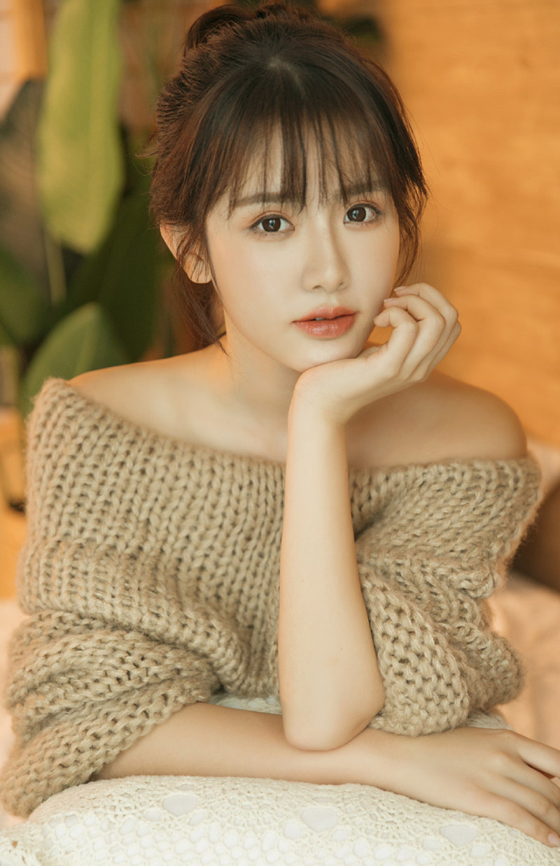 高颜值美女御姐香肩微露性感写真图片