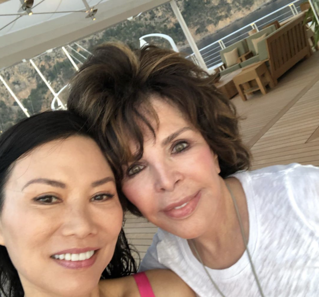 50岁邓文迪与23岁小男友彻底掰了，男方公开与漂亮新女友亲吻