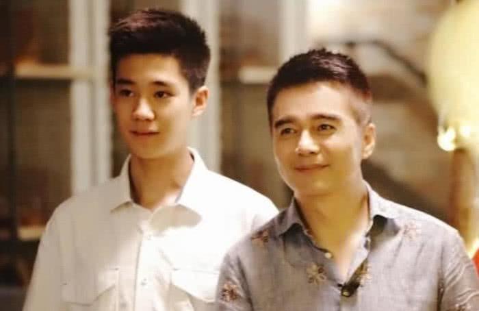 他娶过四位妻子,一位比一位好看,54岁了魅力越来越大